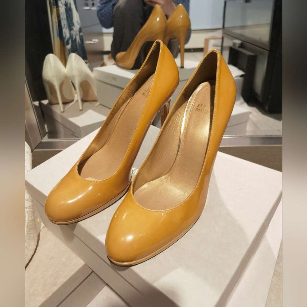 Stuart Weitzman nude pump heels. almond toe pump.